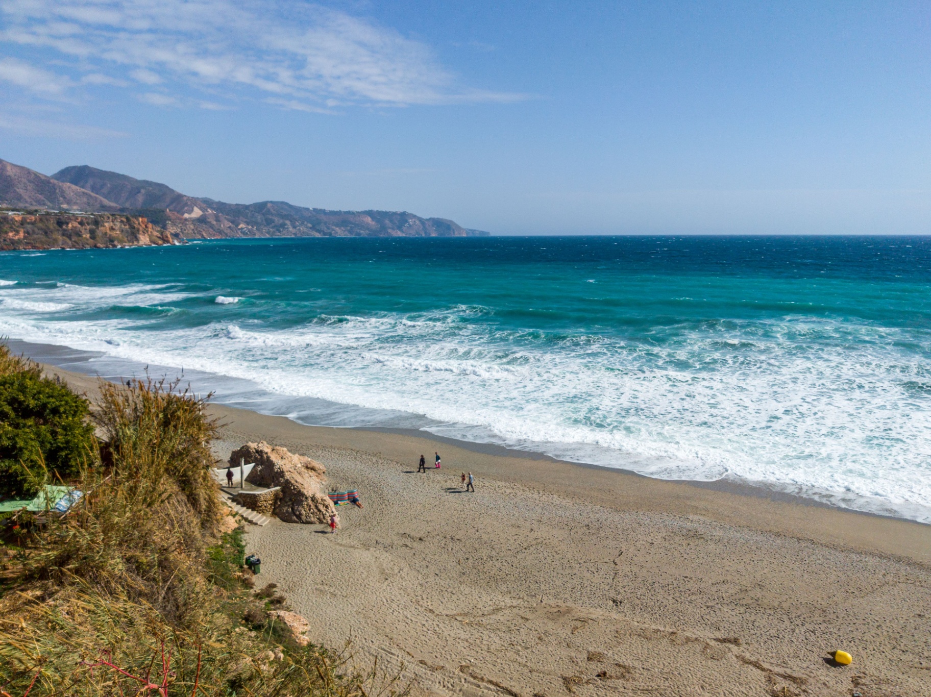 Strand in Andalusien mit türkisem Meer
